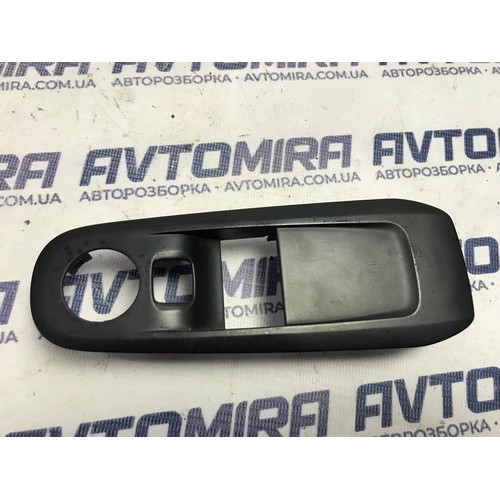 Накладка блоку склопідйомників Peugeot 308 2013-2021 98031625ZD